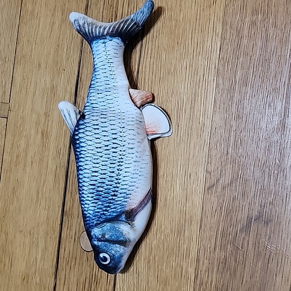 Ontel Flippity Fish Interactive Cat Toy - Picture 4 of 5